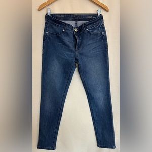 DL1961 blue Emma legging jean. 4way stretch. Size 29. 60% cotton 40% polyester.